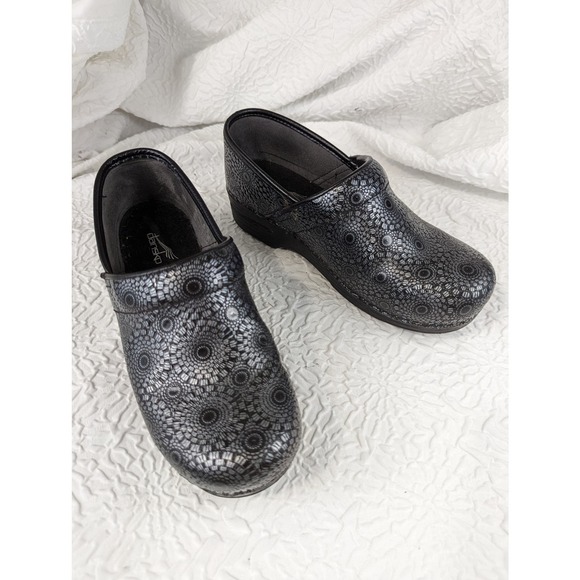 DANSKO! SILVER GEOMETRIC STARBURST ON BLACK COMFORT CLOGS! SZ 8.5 - Picture 10 of 10
